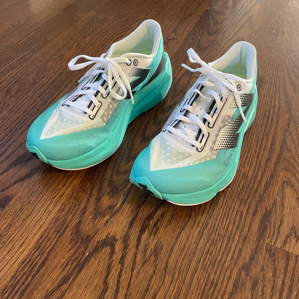 New Balance FuelCell Rebel v4 - cyber jade with black and white - size 8B